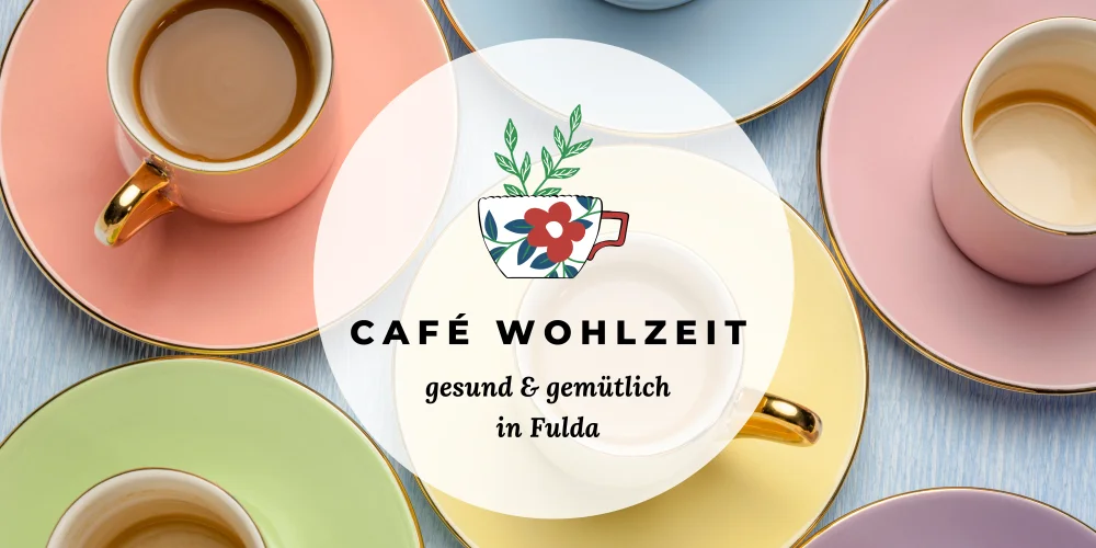 Logo-Café Wohlzeit, im Hintergrund bunte Tassen