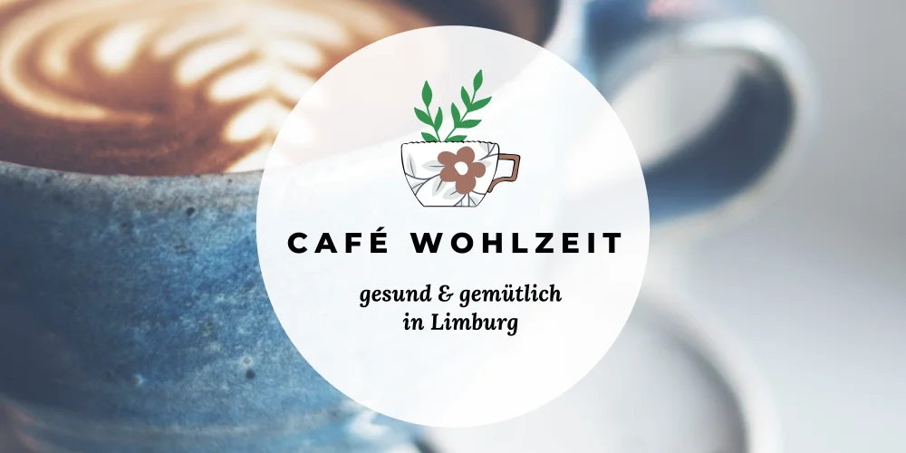 Bild mit Kaffeetasse und rundes Logo mit Aufschrift Café Wohlzeit mit Kaffeetasse und grünem Zweig