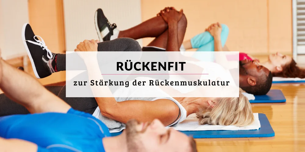 Personen nehmen gemeinsam an einem Rückenkurs teil.