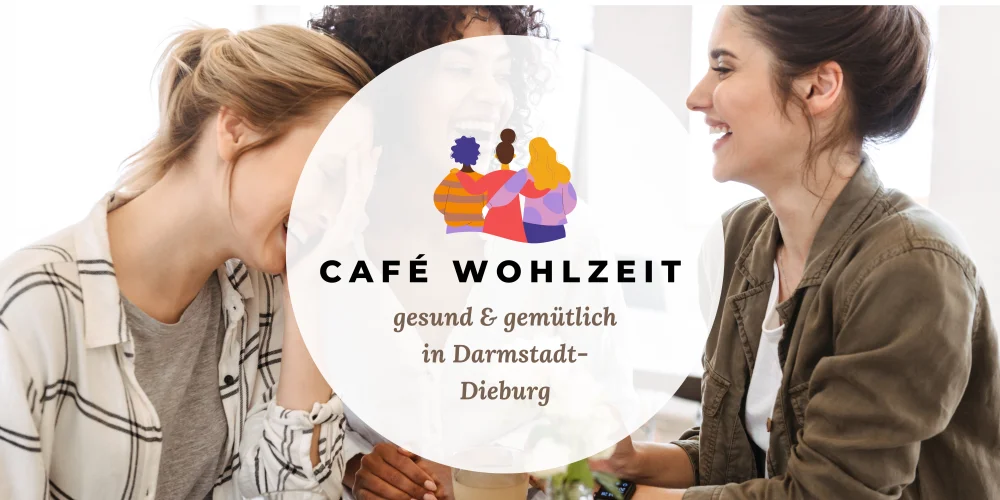 Frauen die gemeinsam Kaffee trinken und lachen