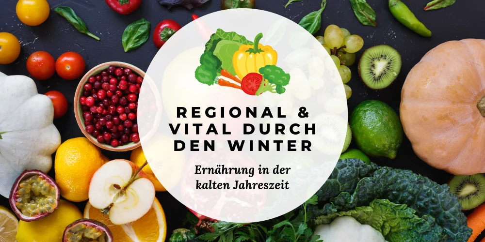 Schiferblatte auf der verschiedenes buntes Obst und Gemüse, zum teil aufgeschnitten, liegt. Darauf ein Weisser Kreis mit dem Text "Regional & Vital durch den Winter. Ernährung in der kalten Jahreszeit"