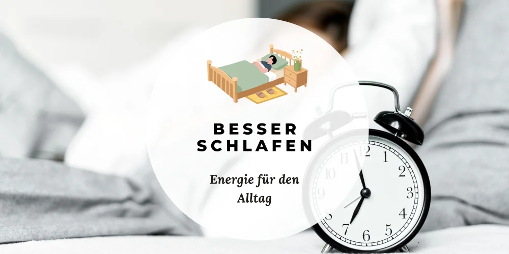 Schlafende Person im Bett mit Wecker vorne im Bild