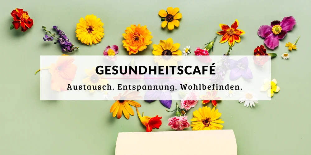 Hellgrüner Hintergrund mit vielen bunten frühlingsblumen daraufliegend. In der Mitte ein Textfeld auf dem steht: Gesundheitscafé. Austausch. Entspannung. Wohlbefinden