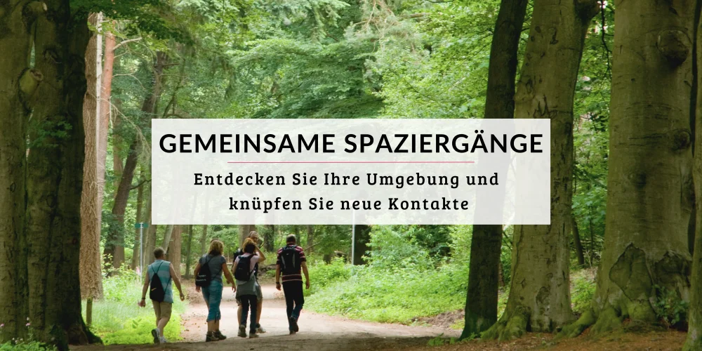 Ein Waldweg gesäumt von großen Bäumen, auf dem 5 Personen mit kleinen Rucksäcken spazieren gehen. In der Mitte auf dem eingefügten Textfeld steht: Gemeinsame Spaziergänge - Entdecken Sie Ihre Umgebung und knüpfen Sie neue Kontakte