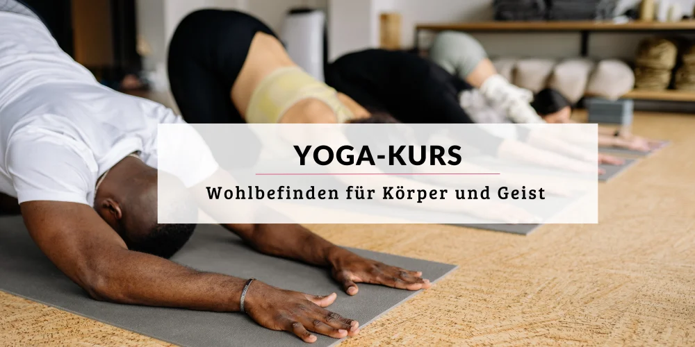 Raumauschnitt: vier Menschen machen Yoga auf grauen Yogamatten. In der Mitte des Bildes ist ein Textfeld in dem steht: Yoga-Kurs: Wohlbefinden für Körper und Geist